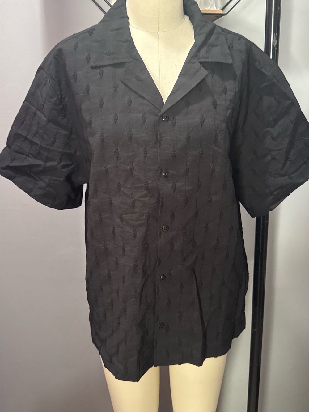 Forever 21 Men's Black Short-Sleeve Button-Front Camp Shirt - Picture 4 of 6